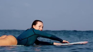 Bali, Endonezya - 25 Mayıs 2020 Hint Okyanusu 'nun dalgalarında sörf yapan kadın sörfçü. Bali, Endonezya