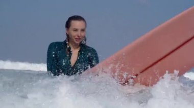 Bali, Endonezya - 25 Mayıs 2020 Hint Okyanusu 'nun dalgalarında sörf yapan kadın sörfçü. Bali, Endonezya