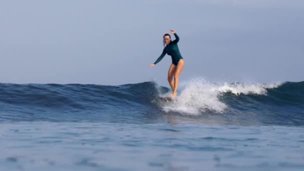 Bali Indonesia May 25Th 2020 Female Surfer Riding Longboard Waves — Stock Video
