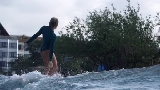 Bali Indonesia Mayo 2020 Mujeres Surfistas Montando Longboard Las Olas — Vídeos de Stock