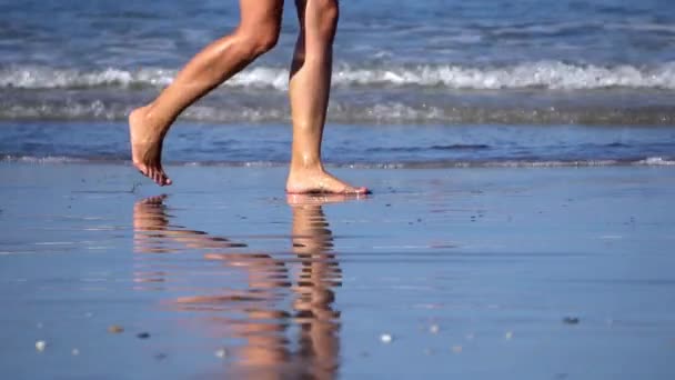 Tiro Recortado Pessoa Descalça Andando Praia Areia Dia Ensolarado Bali — Vídeo de Stock