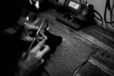 Endonezya 'nın Bali adasında gümüş bir yüzük yapan kuyumcuya yakın çekim