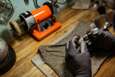 Endonezya 'nın Bali adasında gümüş bir yüzük yapan kuyumcuya yakın çekim