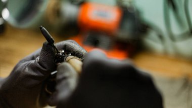 Endonezya 'nın Bali adasında gümüş bir yüzük yapan kuyumcuya yakın çekim