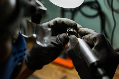 Endonezya 'nın Bali adasında gümüş bir yüzük yapan kuyumcuya yakın çekim