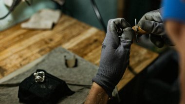 Endonezya 'nın Bali adasında gümüş bir yüzük yapan kuyumcuya yakın çekim