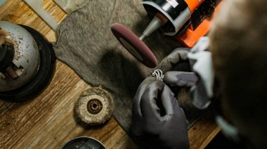 Endonezya 'nın Bali adasında gümüş bir yüzük yapan kuyumcuya yakın çekim