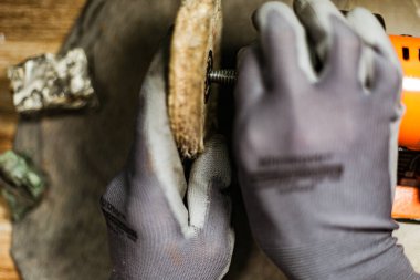 Endonezya 'nın Bali adasında gümüş bir yüzük yapan kuyumcuya yakın çekim