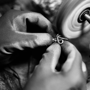 Endonezya 'nın Bali adasında gümüş bir yüzük yapan kuyumcuya yakın çekim