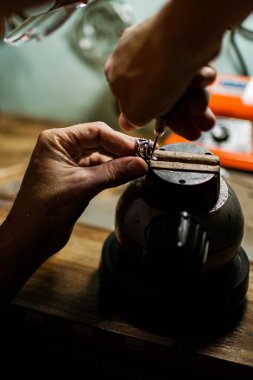 Endonezya 'nın Bali adasında gümüş bir yüzük yapan kuyumcuya yakın çekim