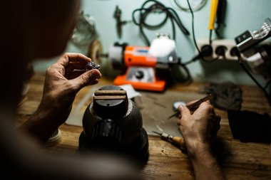 Endonezya 'nın Bali adasında gümüş bir yüzük yapan kuyumcuya yakın çekim