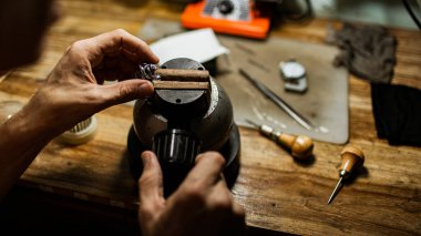 Endonezya 'nın Bali adasında gümüş bir yüzük yapan kuyumcuya yakın çekim