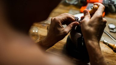 Endonezya 'nın Bali adasında gümüş bir yüzük yapan kuyumcuya yakın çekim