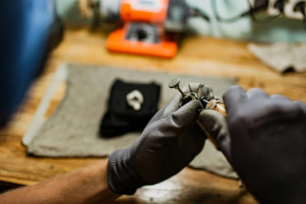 Gros Plan Vue Partielle Bijoutier Faisant Une Bague Argent Sur — Photo