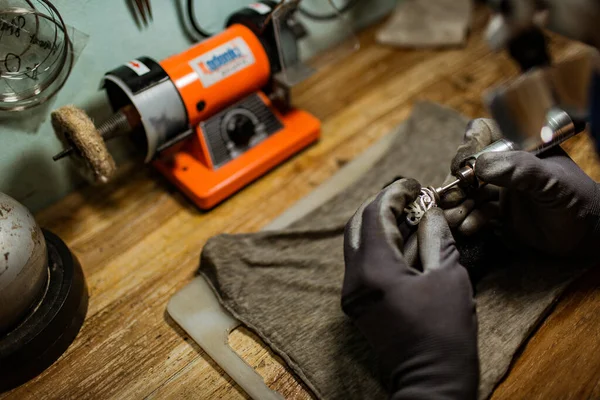 Gros Plan Vue Partielle Bijoutier Faisant Une Bague Argent Sur — Photo