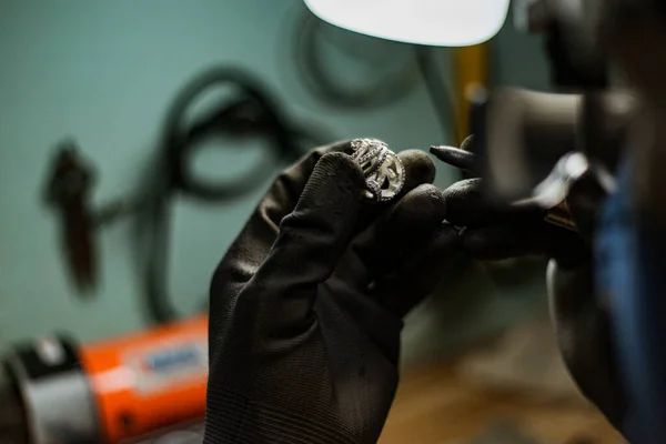 Γκρο Πλαν Μερική Άποψη Του Κοσμηματοπώλη Κάνει Ένα Ασημένιο Δαχτυλίδι — Φωτογραφία Αρχείου