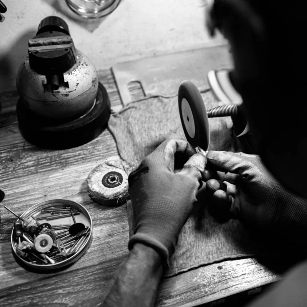 Vue Rapprochée Bijoutier Fabriquant Une Bague Argent Sur Île Bali — Photo