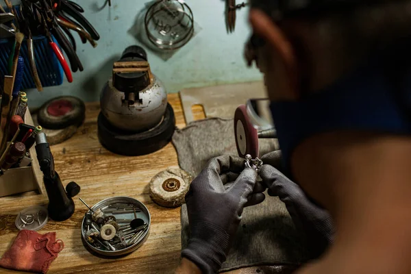 Gros Plan Vue Partielle Bijoutier Faisant Une Bague Argent Sur — Photo