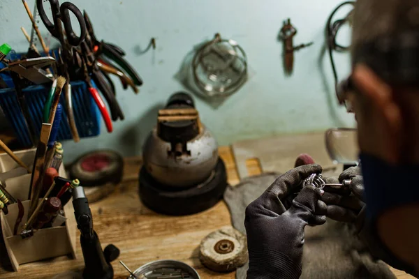 Gros Plan Vue Partielle Bijoutier Faisant Une Bague Argent Sur — Photo