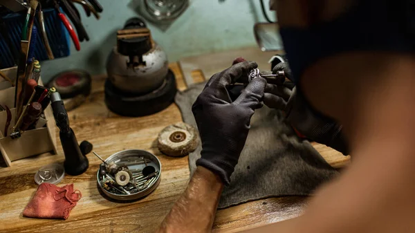 Γκρο Πλαν Μερική Άποψη Του Κοσμηματοπώλη Κάνει Ένα Ασημένιο Δαχτυλίδι — Φωτογραφία Αρχείου