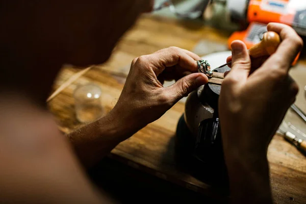 Gros Plan Vue Partielle Bijoutier Faisant Une Bague Argent Sur — Photo