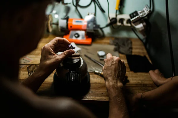 Gros Plan Vue Partielle Bijoutier Faisant Une Bague Argent Sur — Photo