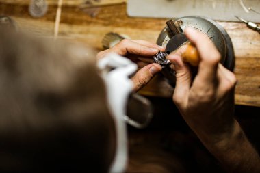 Endonezya 'nın Bali adasında gümüş bir yüzük yapan kuyumcuya yakın çekim