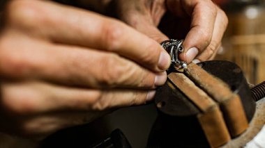 Endonezya 'nın Bali adasında gümüş bir yüzük yapan kuyumcuya yakın çekim