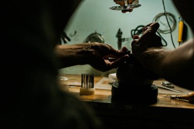 Endonezya 'nın Bali adasında gümüş bir yüzük yapan kuyumcuya yakın çekim