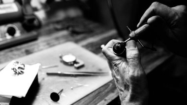 Endonezya 'nın Bali adasında gümüş bir yüzük yapan kuyumcuya yakın çekim