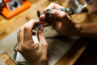 Endonezya 'nın Bali adasında gümüş bir yüzük yapan kuyumcuya yakın çekim