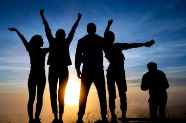 Silüetli bir grup turist, Endonezya 'daki Batur, Bali volkanında şafakla buluşuyor.