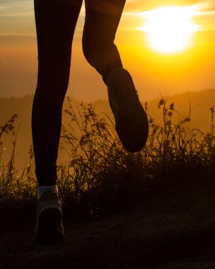 Endonezya, Bali 'de günbatımında poz veren güzel genç bir kadının silueti.