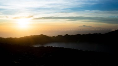Şafak vakti Batur Volkanı ile muhteşem bir dağ manzarası. Bali, Endonezya