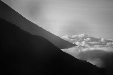 Manzaralı dağlarla görkemli bir manzara. siyah ve beyaz görüntü. Volkan Batur, Endonezya