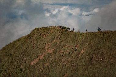 Endonezya, Bali 'deki dağlarda yürüyen bir grup turist