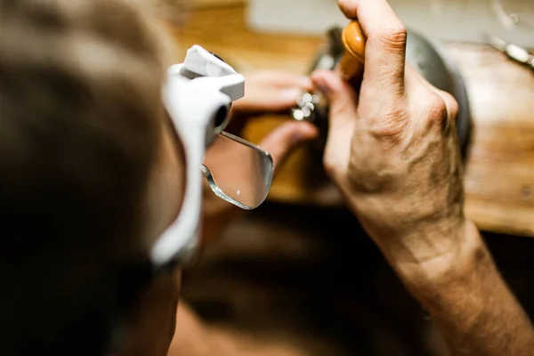 Gros Plan Vue Partielle Bijoutier Faisant Une Bague Argent Sur — Photo