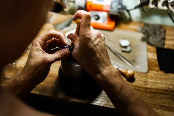 Gros Plan Vue Partielle Bijoutier Faisant Une Bague Argent Sur — Photo