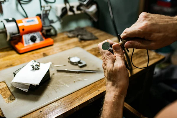 Gros Plan Vue Partielle Bijoutier Faisant Une Bague Argent Sur — Photo