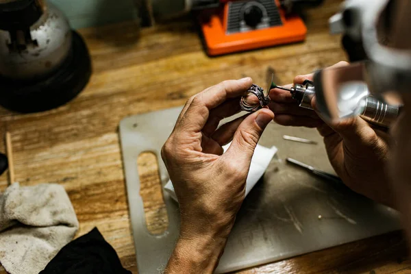 Close Sebagian Tampilan Perhiasan Membuat Cincin Perak Pulau Bali Indonesia — Stok Foto