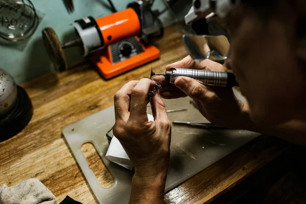 Gros Plan Vue Partielle Bijoutier Faisant Une Bague Argent Sur — Photo