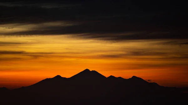 Bela Paisagem Montanhosa Com Vulcão Batur Durante Nascer Sol Bali — Fotografia de Stock
