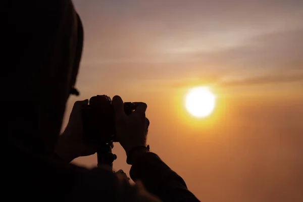 Силуэт Фотографа Фотографирующего Рассвет Солнца Вулкане Батур Бали Индонезия — стоковое фото