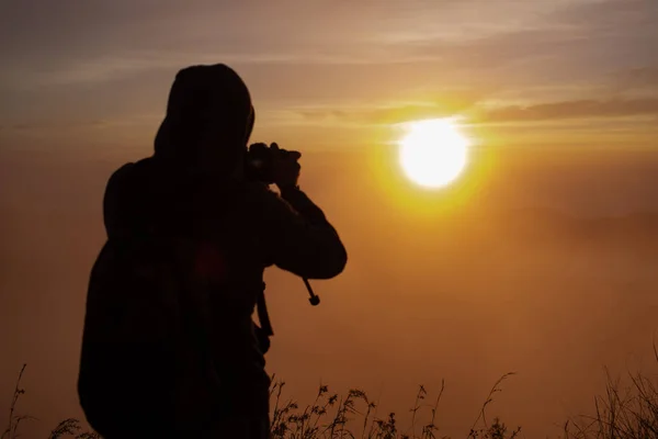 写真家のシルエットが太陽の夜明けを撮影 Batur Bali Indonesia — ストック写真