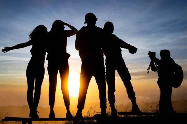 Silhouetted Gruppo Turisti Che Incontrano Alba Sul Vulcano Batur Bali — Foto Stock