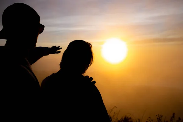 Silhouetten Von Liebespaaren Beim Kuscheln Morgengrauen Auf Dem Vulkan Batur — Stockfoto