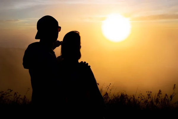 Silhouettes Lovers Cuddling Dawn Volcano Batur Bali Indonesia — стоковое фото