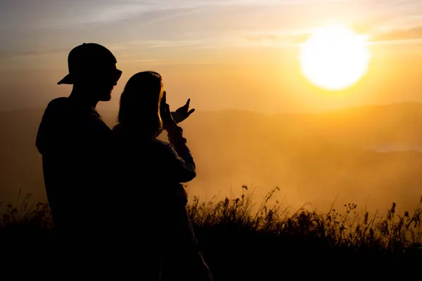 Silhouettes Lovers Cuddling Dawn Volcano Batur Bali Indonesia — стоковое фото