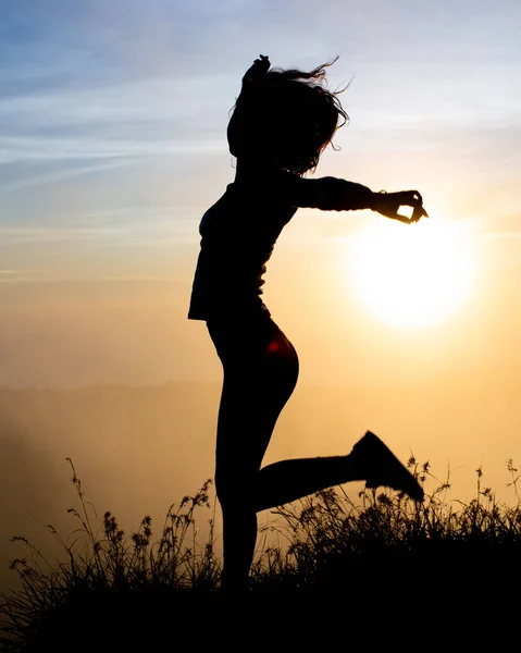 Silhouette Einer Schönen Jungen Frau Die Während Des Malerischen Sonnenuntergangs — Stockfoto