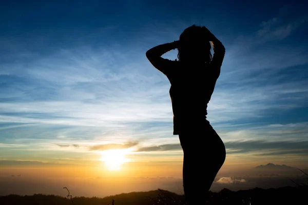 Silhouette Bella Giovane Donna Posa Durante Tramonto Scenico Bali Indonesia — Foto Stock